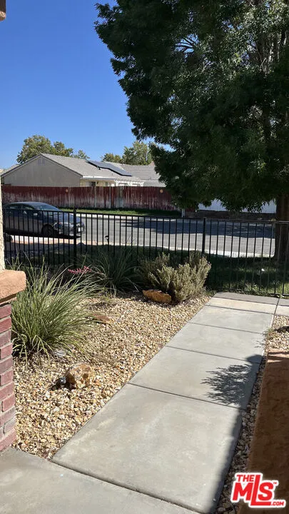 1751 W Avenue H5, Lancaster, California 93534 home-pic-2